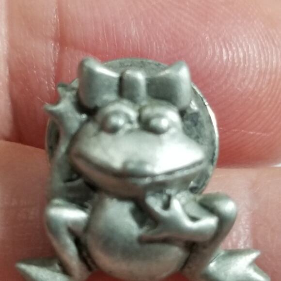 JJ pewter frog pin 6/8" girl frog pin - Picture 9 of 10